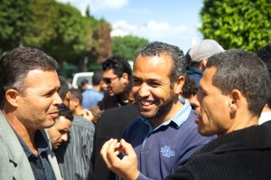 Diskussionsivrige mænd på Avenue Bourgiba. Et syn der aldrig kunne finde sted under Ben Alis diktatur.